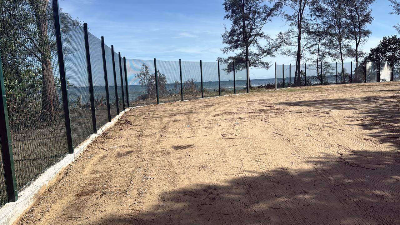 358 Anti-Climb Fence — Wide View of Completed Run